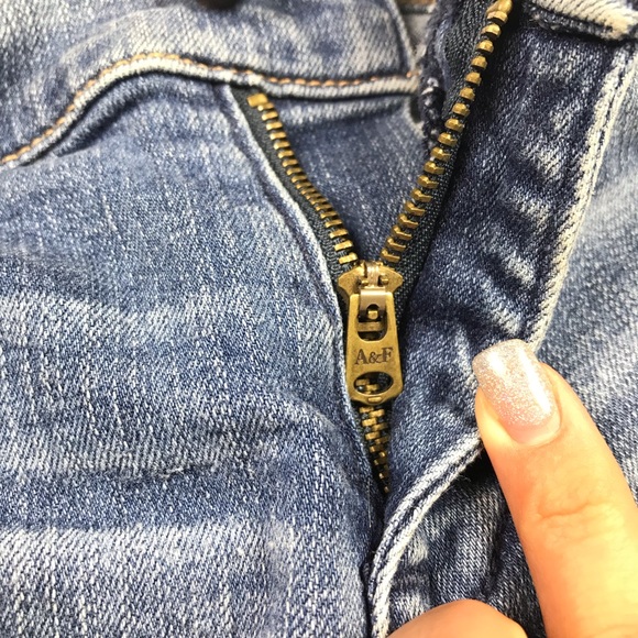 Abercrombie & Fitch Jean Distressed Cut Shorts - Picture 5 of 9